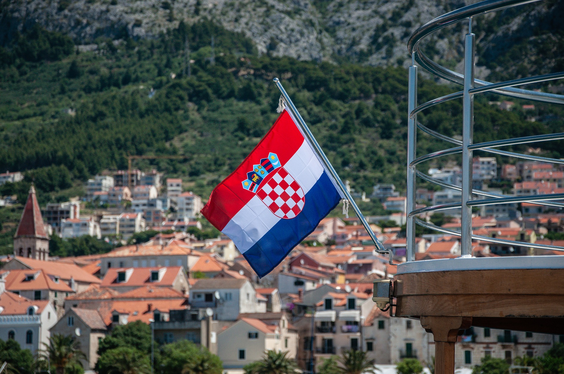 В столице Хорватии с небес на землю упал неизвестный объект
