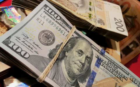 Курс доллара на Мосбирже впервые с февраля опустился ниже 83 рублей