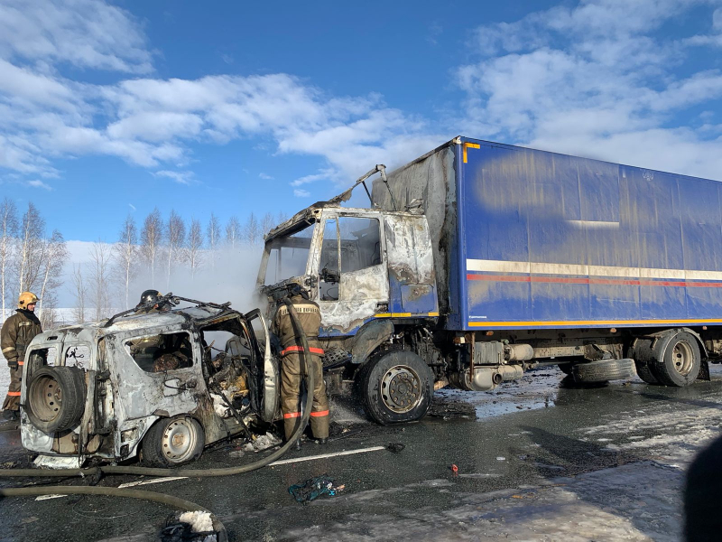 На автодороге Казань-Оренбург произошло ДТП с участием грузовика и легковой машины