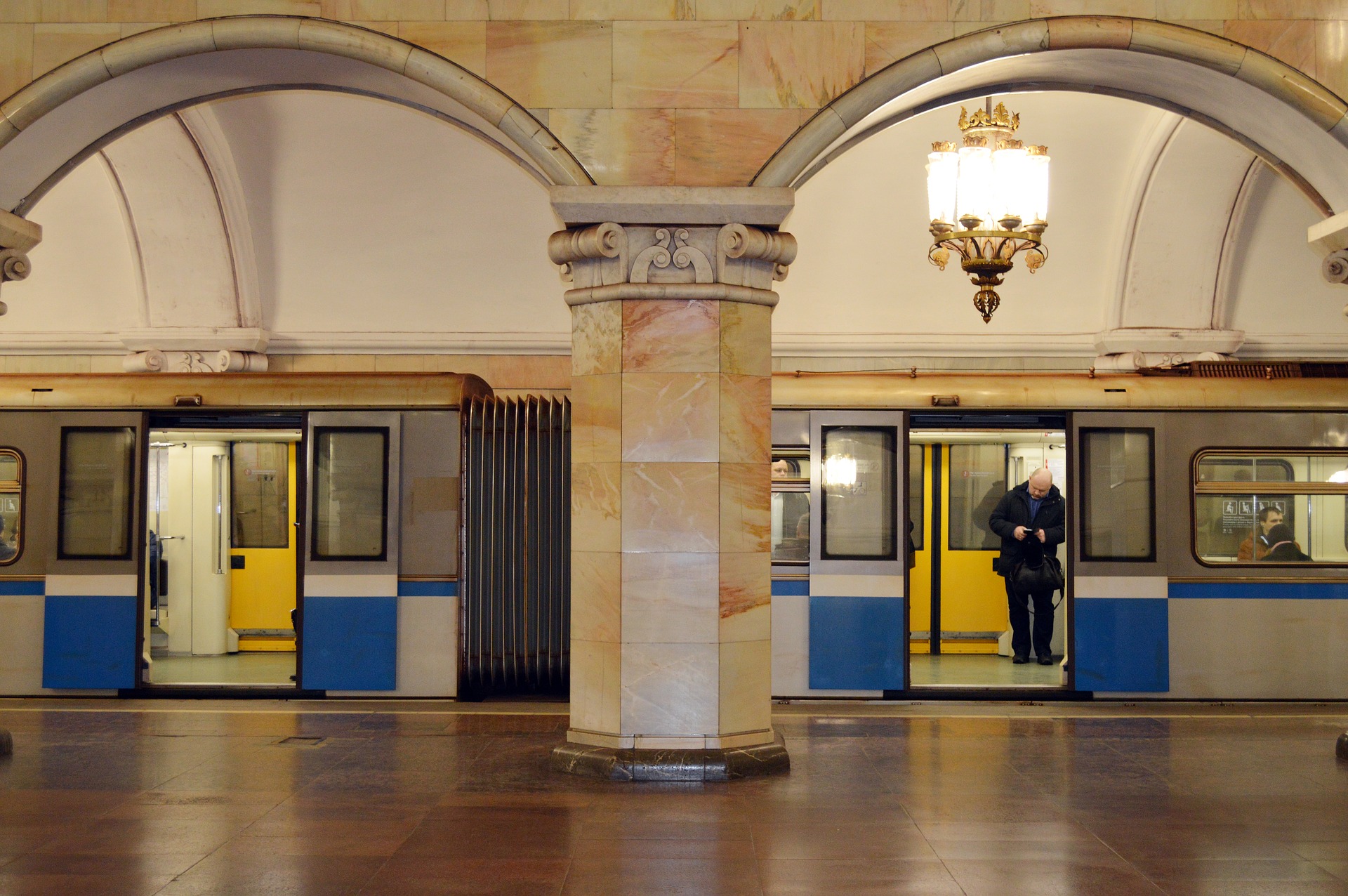 В московском метро движение поездов остановилось из-за человека на путях