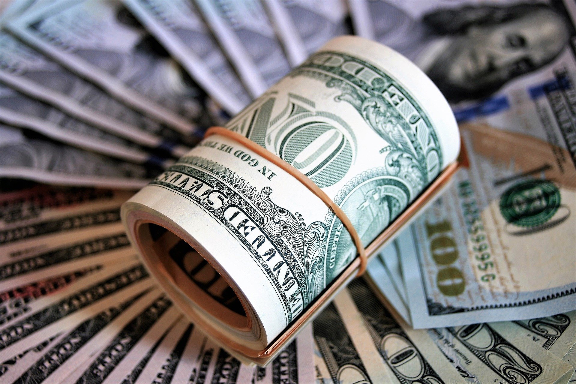 Экономист: курс доллара в РФ пойдёт на спад в случае деэскалации на Украине