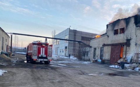 В Белгороде загорелся завод пластиковых изделий, есть пострадавший
