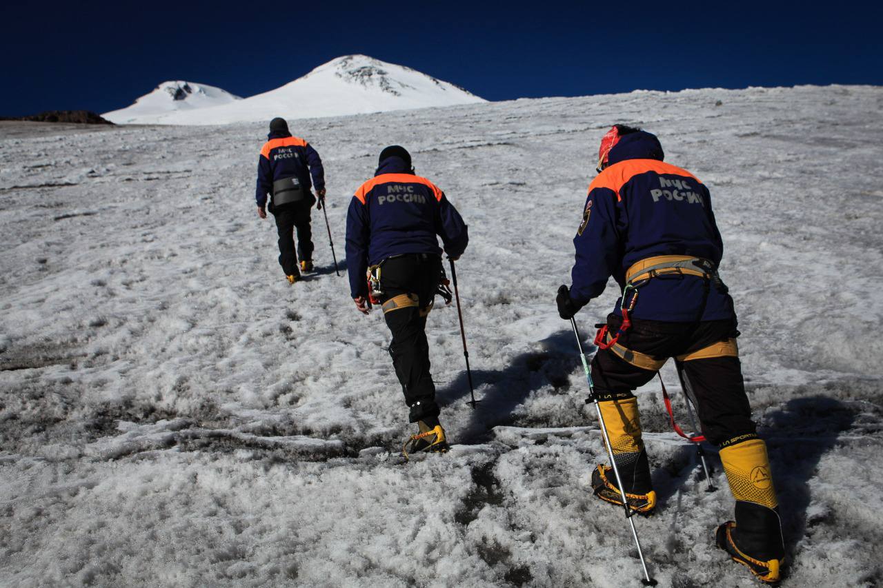 Спасатели МЧС ищут на Эльбрусе пропавшего сноубордиста