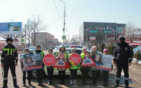 Пятигорские школьники вышли с плакатами на оживленный перекресток города