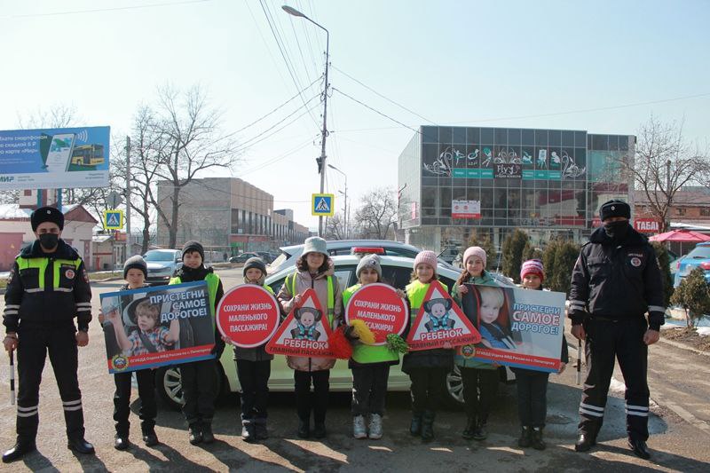 Пятигорские школьники вышли с плакатами на оживленный перекресток города