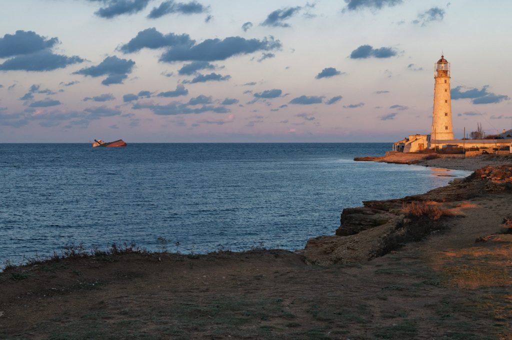 Угодивший на мель в Приморье сухогруз «Виктор» вытащат, когда уляжется циклон