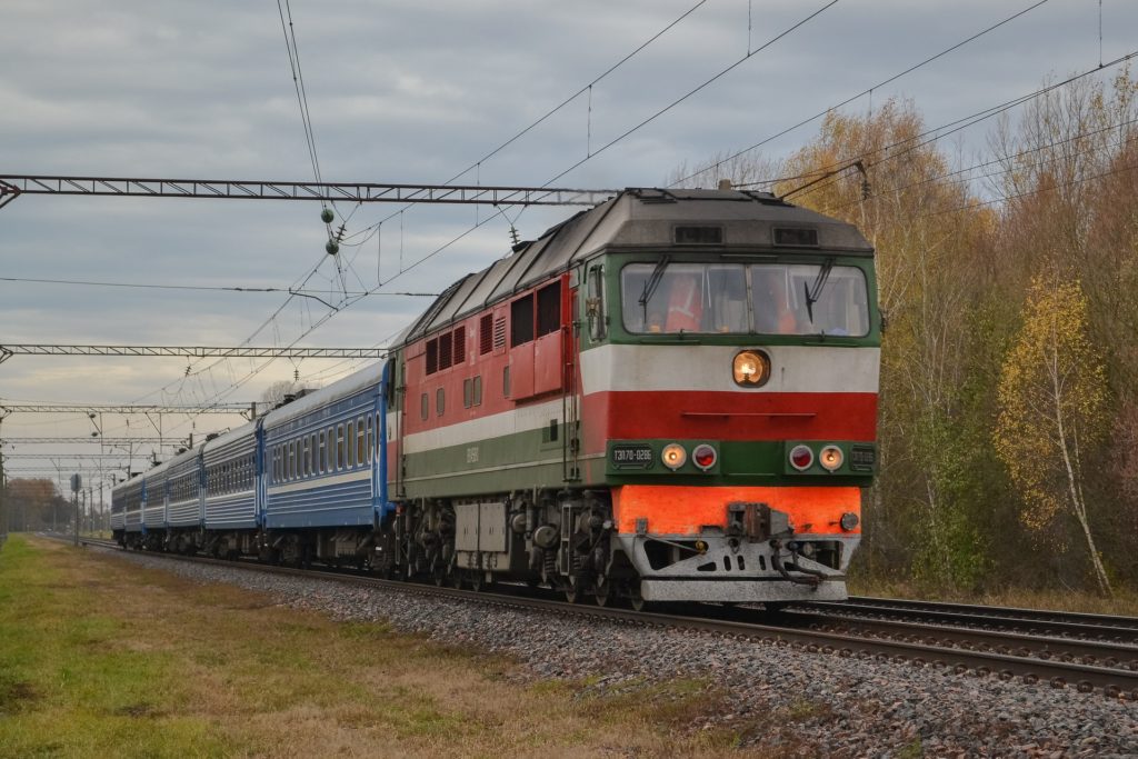 Сразу семь вагонов грузового поезда сошли с рельсов в Приморском крае