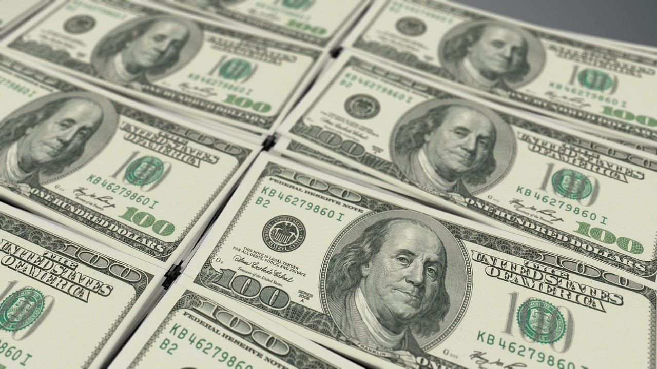 Россияне смогут обналичить с валютных счетов и вкладов до $10 000