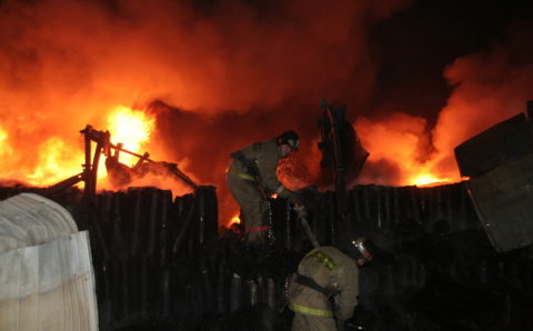 Пожарным удалось ликвидировать масштабное возгорание нежилого строения в Новосибирской области