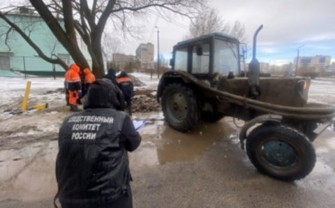 В Великом Новгороде две школьницы упали в котлован, заполненный водой