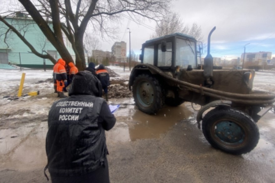 В Великом Новгороде две школьницы упали в котлован, заполненный водой