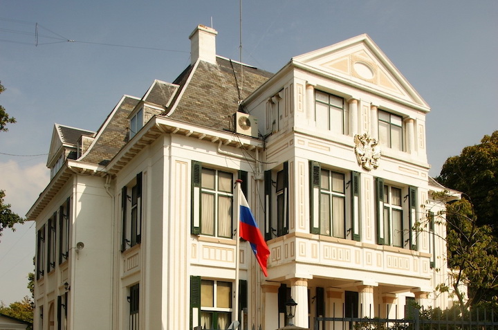 Неизвестный закинул рюкзак с зажигательной смесью на территорию посольства РФ в Нидерландах