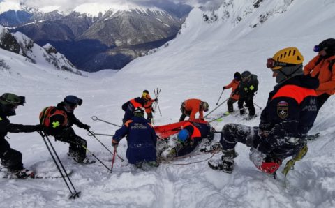 Парапланерист сломал позвоночник при падении с высоты в горах Сочи