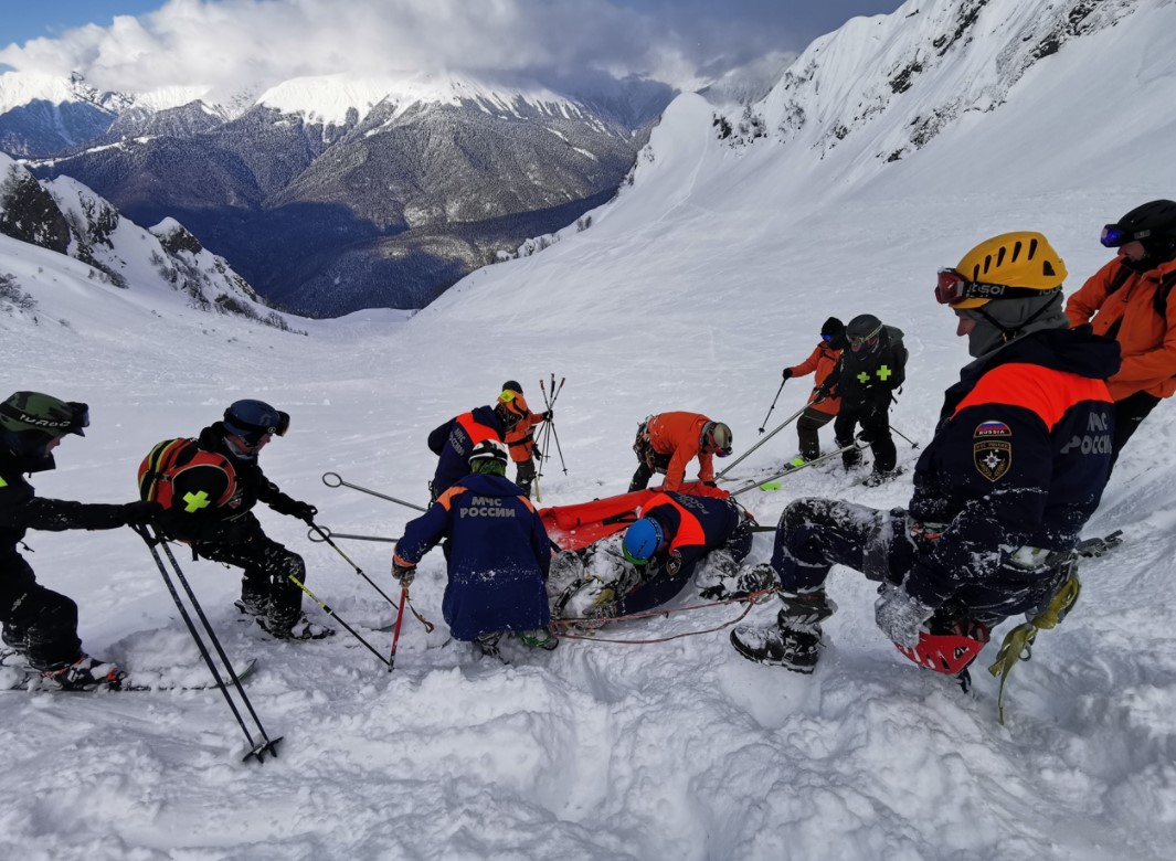 Парапланерист сломал позвоночник при падении с высоты в горах Сочи