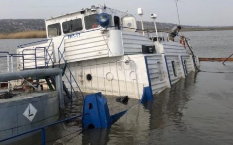 На реке Аксай из затопленного судна произошел разлив нефтепродуктов