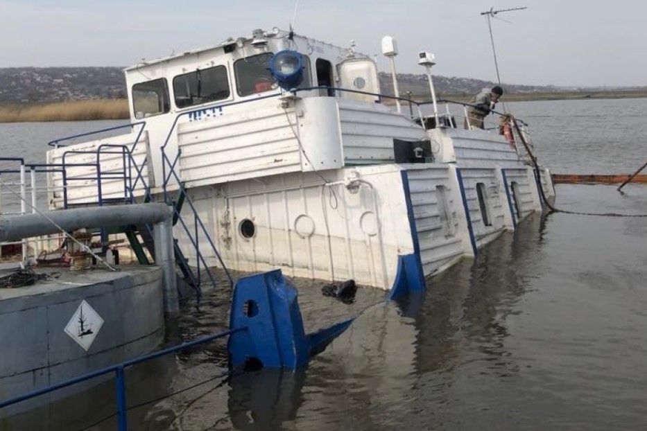 На реке Аксай из затопленного судна произошел разлив нефтепродуктов