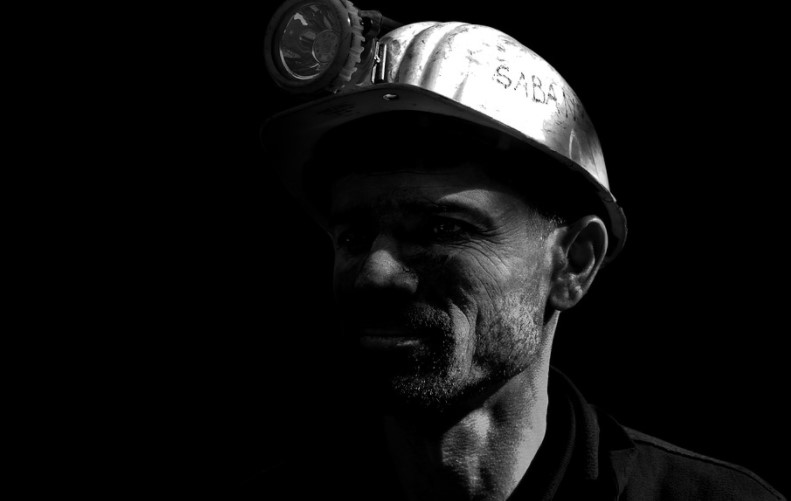 Трое рабочих пострадали при обрушении на шахте в Якутии