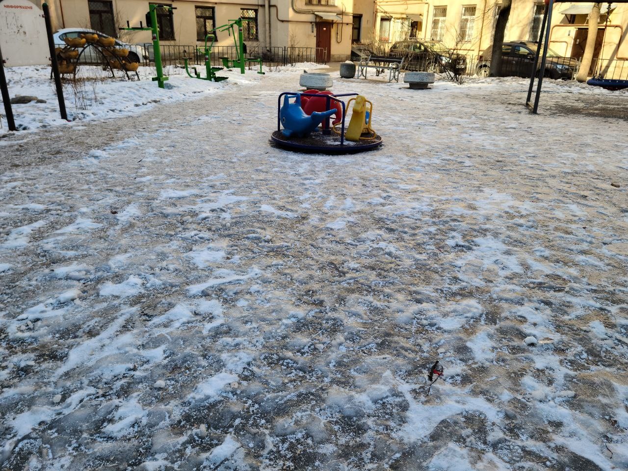 Несмотря на выделение бюджетных денег, детские площадки в Петербурге практически не убирали