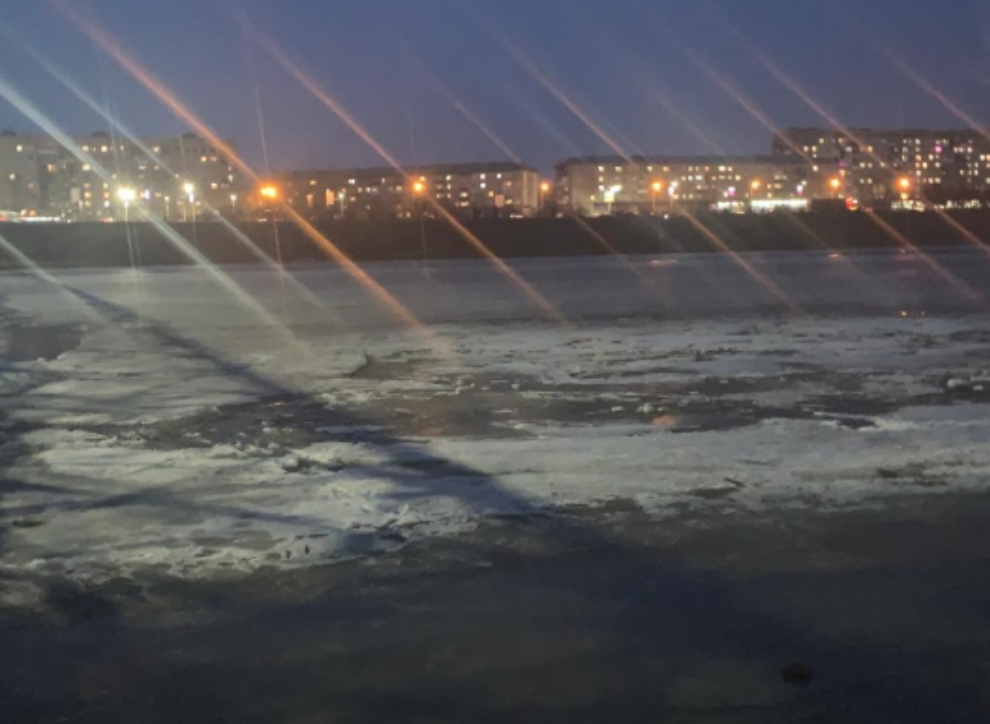 В Красноярском крае ищут тела ушедших под лёд девочек