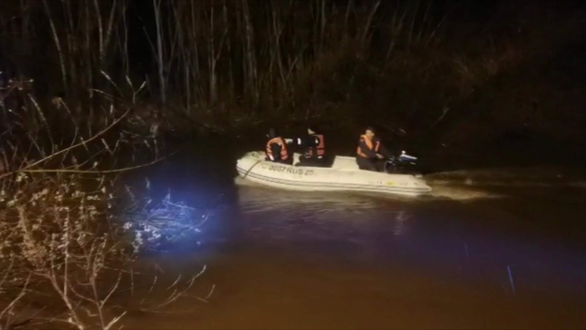 Лодка с двумя охотниками перевернулась на реке в Приморье