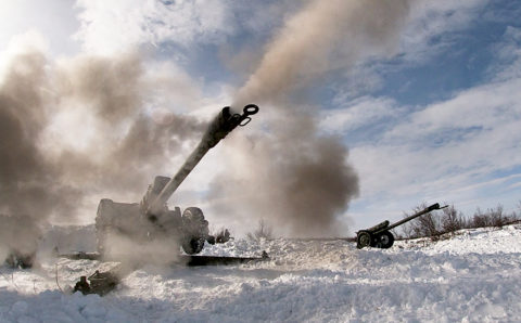 Артиллеристы в Заполярье нанесли удар по «вражеской» технике из гаубиц Д-30. Фоторепортаж