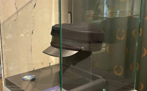 Фуражку и значок Жириновского презентовали на выставке в Петербурге