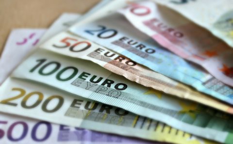 Курс евро впервые с 27 октября «просел» до 81 рубля