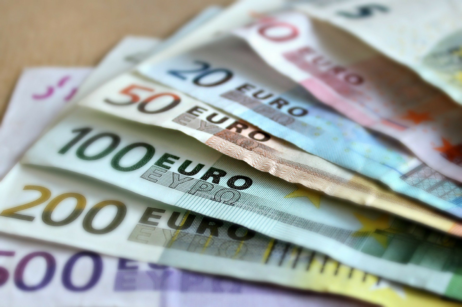 Курс евро впервые с 27 октября «просел» до 81 рубля
