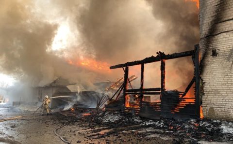 В Биробиджане девять часов тушили полыхающий склад пиломатериалов