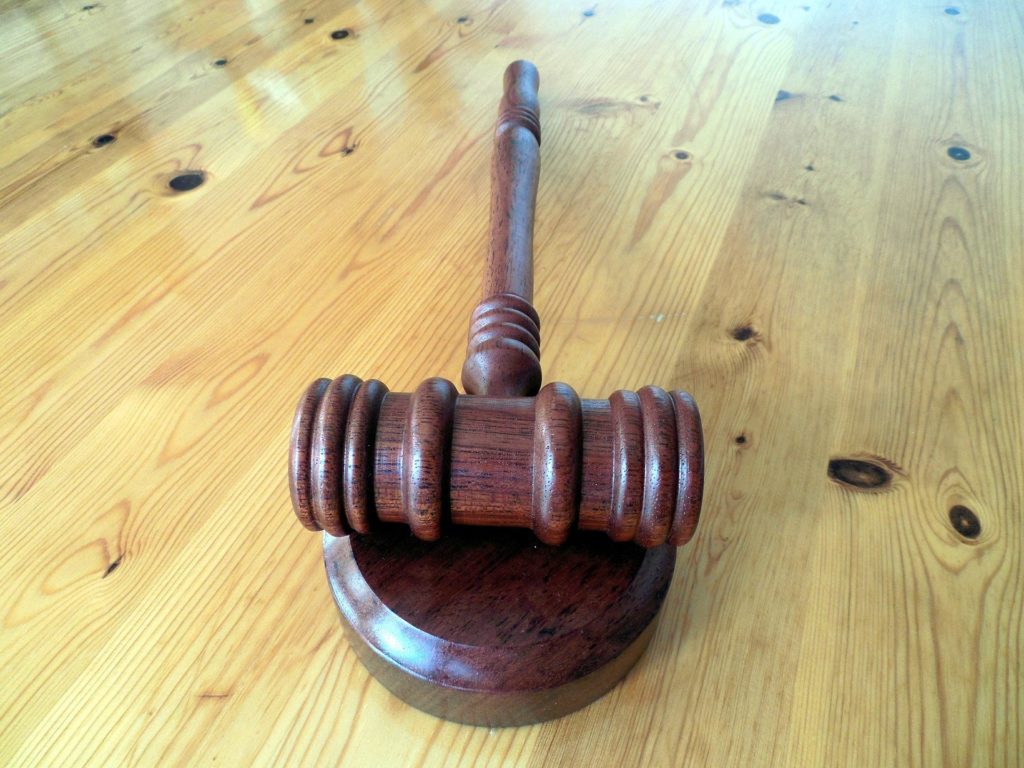 Суд вынес приговор мужчинам, устроившим голый забег по Сенной площади в Петербурге