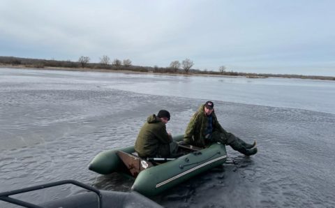 Льдины взяли в кольцо рыбаков в Новгородской области