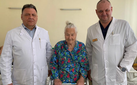 Приморские врачи сделали сложную операцию 102-летней пациентке