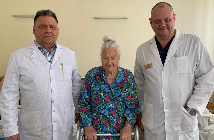 Приморские врачи сделали сложную операцию 102-летней пациентке
