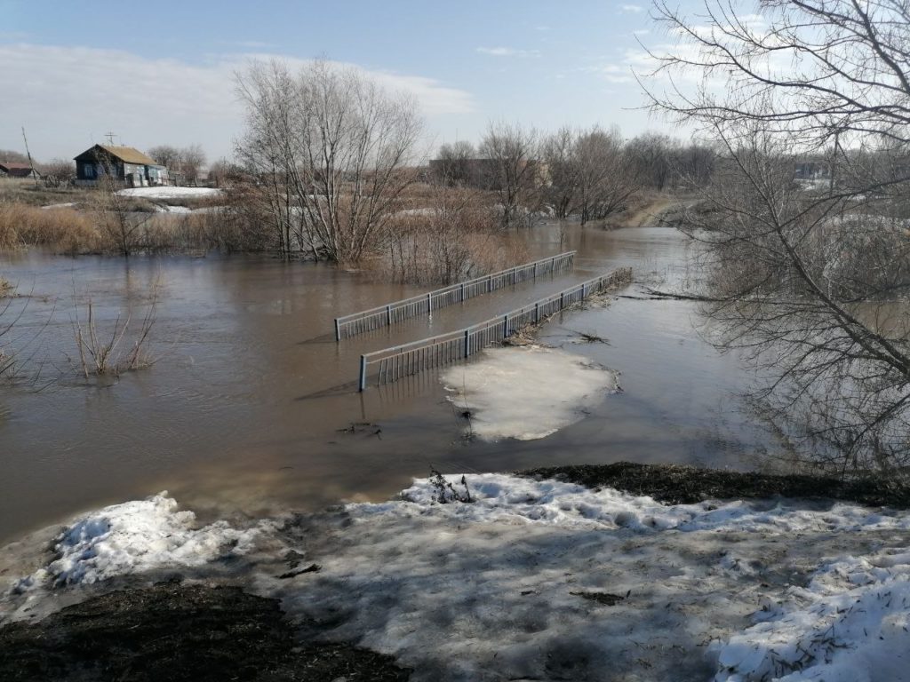 Отрезанные паводком саратовские посёлки снабжены водой и лекарствами