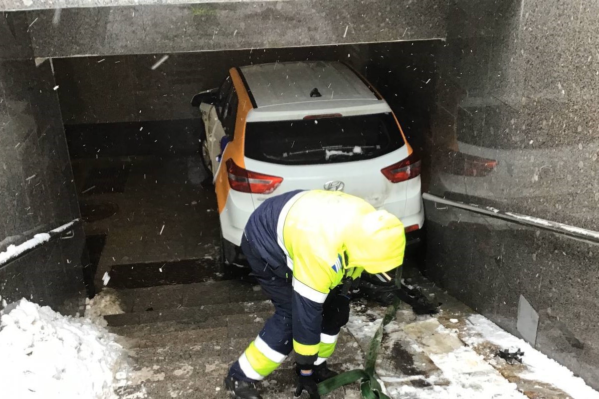 Автомобиль каршеринга заехал в подземный переход в Москве