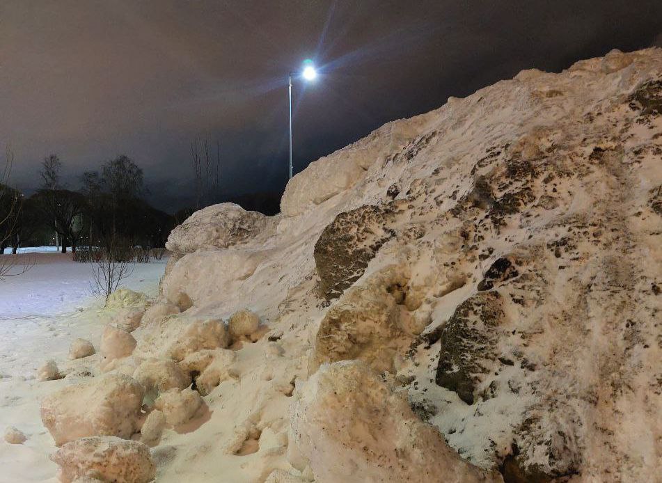 История одной кучи. Коммунальщики Калининского района наконец снесли снежную стену