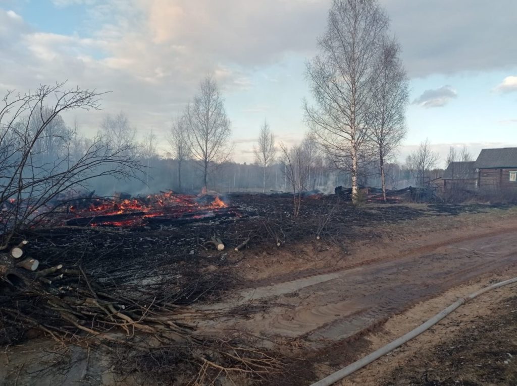 Сразу десять домов сгорели в новгородской деревне