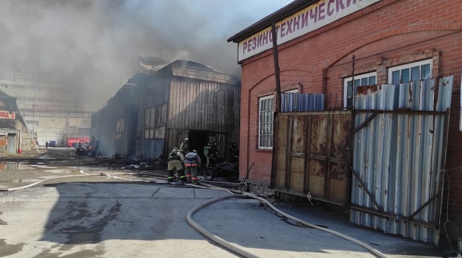 На складе с автомаслами в Новосибирске произошел крупный пожар