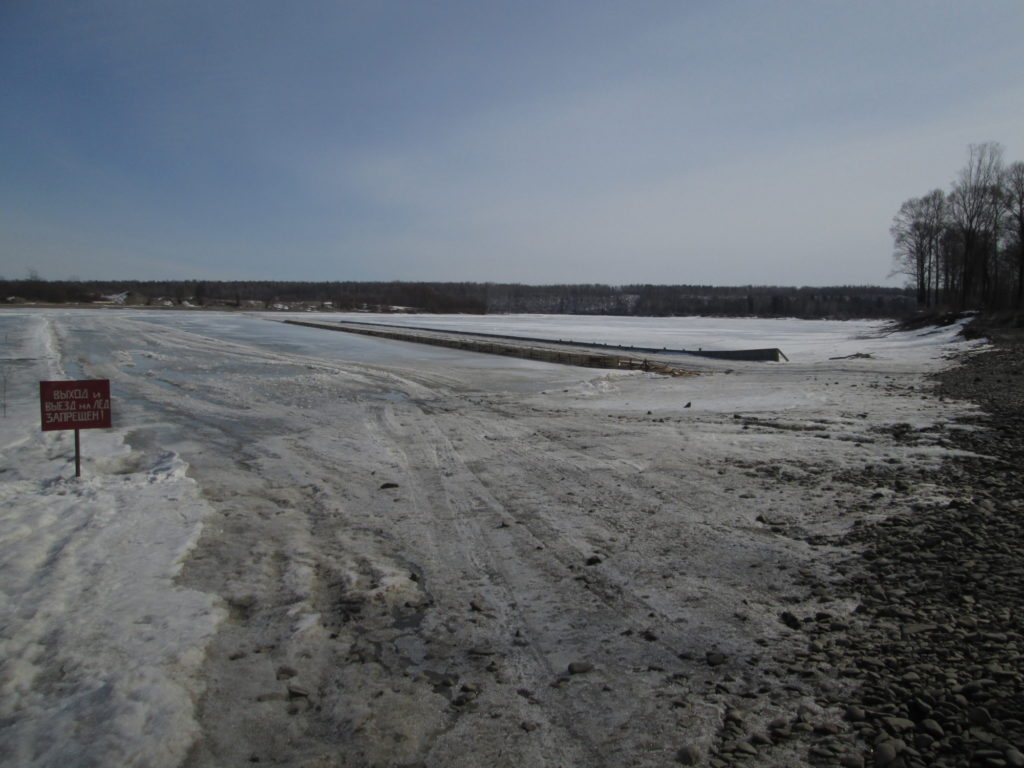 Грузовик провалился под лёд в Амурской области