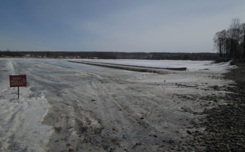 Грузовик провалился под лёд в Амурской области