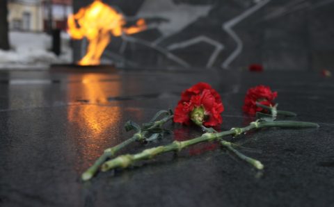 Иностранка в Югре исполнила непристойный танец у Вечного огня