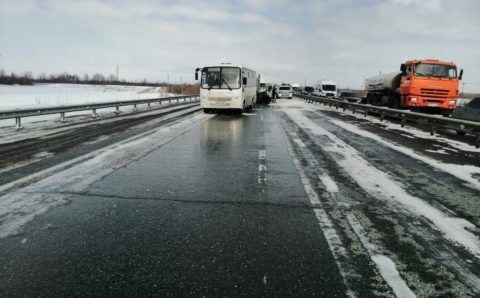 Пять легковушек и два автобуса столкнулись в ДТП на трассе в ХМАО