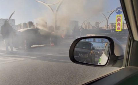 На петербургском ЗСД загорелась машина