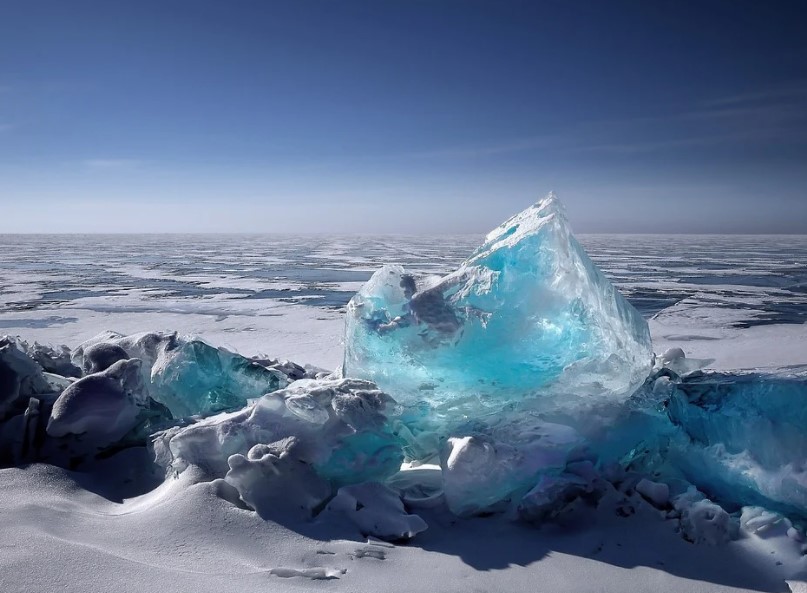 Трехметровые навалы льда образовались на берегу Финского залива