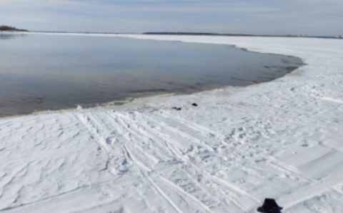 Девять человек на снегоходах провалились под лед на реке Обь в ХМАО