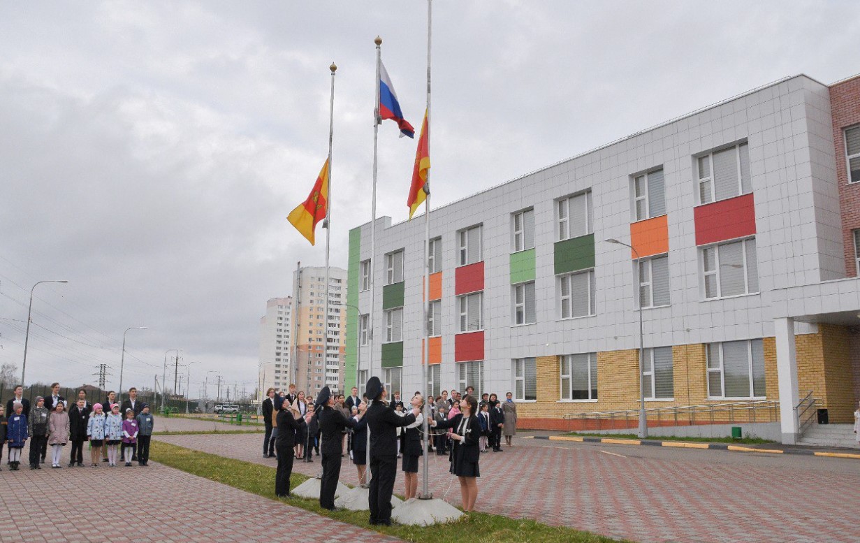 Тверская область ввела традицию исполнения гимна и поднятия флага в школах