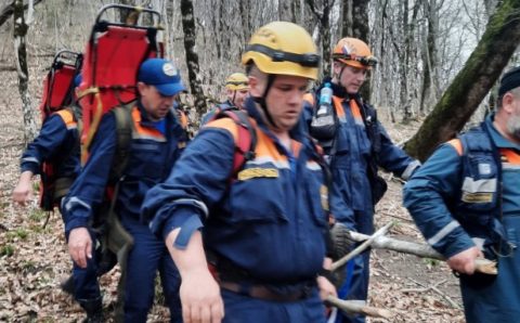 В горах Сочи подросток врезался в дерево на ледянке, получив травму головы