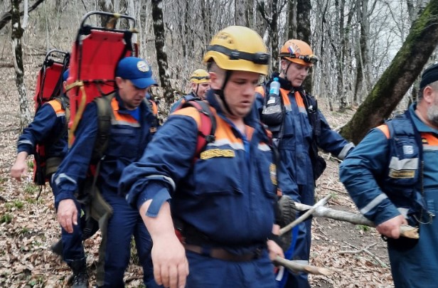 В горах Сочи подросток врезался в дерево на ледянке, получив травму головы