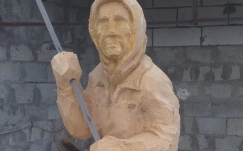 В Воронеже установили обещанную на 9 мая статую бабушки с советским флагом