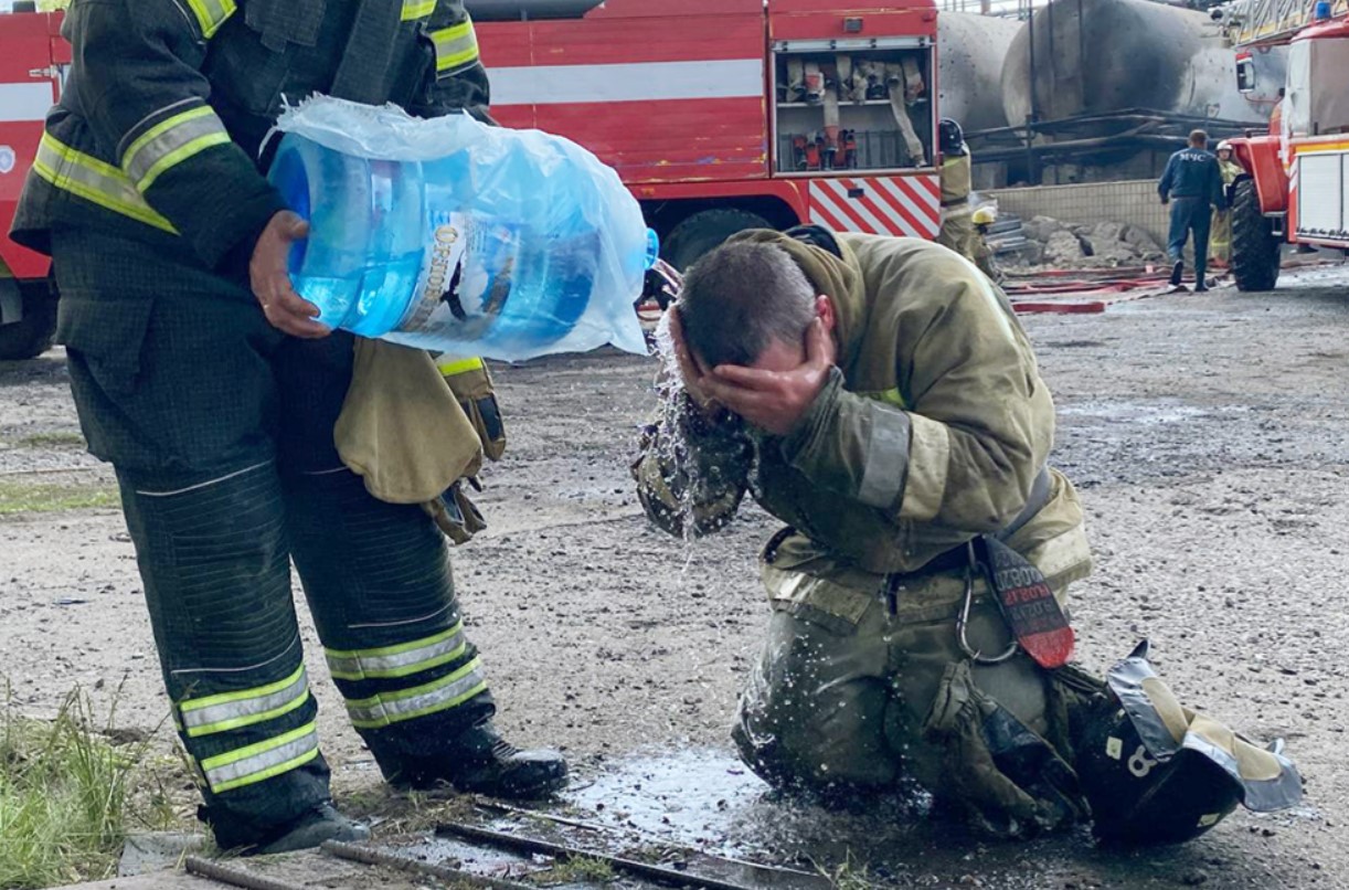 Подразделения МЧС продолжают тушить пожар на нефтебазе в Макеевке |  Сенсаций.Нет